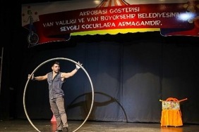 van-buyuksehir-belediyesinden-cocuklara-akrobasi-gosterisi.jpg