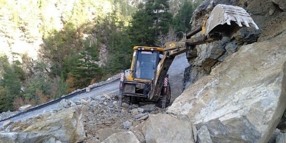 Alanya’da yağış nedeniyle  bozulan yollar onarılıyor