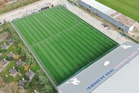 alparslan-turkes-spor-kompleksinde-sahanin-sentetik-cimleri-seriliyor.jpg