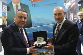 antalya-buyuksehir-belediye-baskani-muhittin-bocek-izmir-turizm-fuarinin-onur-konugu.jpg