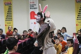 bayraklili-cocuklar-tiyatro-festivalinde-doyasiya-eglendi.jpg