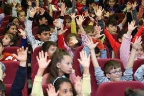 bayraklili-cocuklar-tiyatroyu-sevdi.jpg