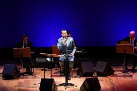 Cem Adrian "Solmayan Şarkılar"la İş Sanat'ta Sahne Aldı