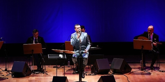 Cem Adrian “Solmayan Şarkılar”la İş Sanat’ta Sahne Aldı