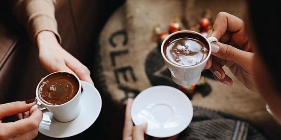 En köpüklü Türk Kahvesini misafire ikram ediyoruz