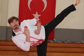 gaziemir-belediyesi-taekwondo-antrenoru-volkan-yalcinkaya-turkiye-sampiyonu.jpg