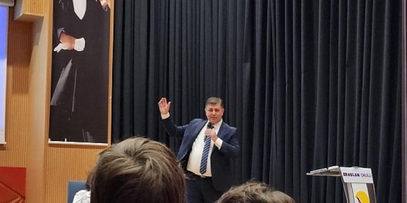 Karşıyaka Belediye Başkanı Dr. Cemil Tugay İklim Konferansı’nda gençlerle buluştu