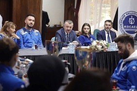 kocaeli-buyuksehir-belediye-baskani-tahir-buyukakin-kagitsporun-sampiyonlari-ile-bulustu.jpg