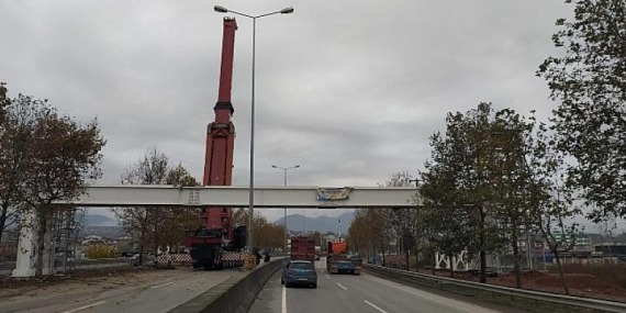 Kocaeli Emniyet Müdürlüğü üstgeçidine 44 metrelik çelik tabliye