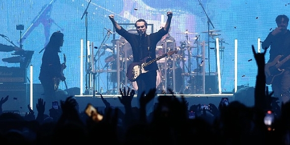 Mor ve Ötesi Hafızalardan Silinmeyecek Yılbaşı Konserini Dört Bin Kişiyle Zorlu PSM’de Gerçekleştirdi!