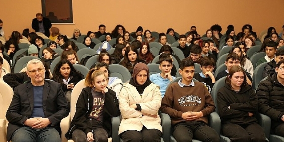 Öğrenciler Şehir Tiyatrosu oyuncularıyla buluştu