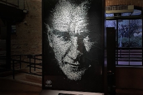 sisecam-10-kasim-filmindeki-cam-ataturk-portresi-rahmi-m-koc-muzesinde-sergileniyor.jpg