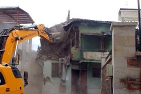 tehlike-sacan-metruk-binalar-yikiliyor.jpg