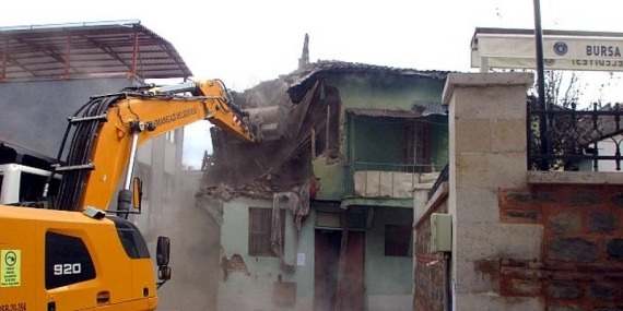 Tehlike Saçan Metruk Binalar Yıkılıyor