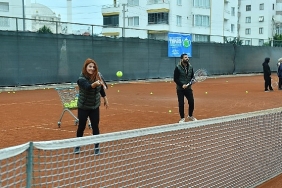 yenisehirli-kadinlar-cay-saatinde-tenis-ogreniyor.jpg