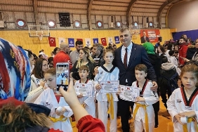 410-golcuk-belediyesi-taekwando-sporcusu-kusak-atladi.jpg