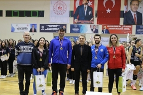 burhaniye-belediyesi-100-yil-cumhuriyet-voleybol-turnuvasinin-odul-toreni-yapildi.jpg