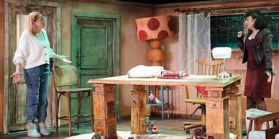 Masanın Altında prömiyer yaptı