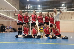 nevsehir-belediyesi-genclik-ve-spor-kulubu-midi-kizlar-voleybol-takimi-namaglup-sampiyon.jpg
