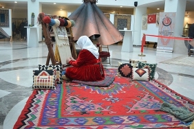 El yapımı Uşak Halıları, Kıbrıs Modern Sanat Müzesi'nde