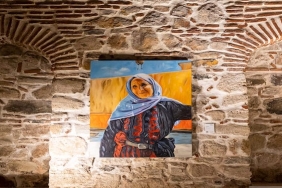 Türk Ressam Ayşe Betil, Anadolu kadınını Avrupa’ya taşıyor