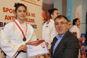 nevsehir-belediye-baskani-dr-mehmet-savran-okul-sporlari-judo-yildizlar-kiz-erkek-turkiye-birinciligi-musabakalari-odul-torenine-katildi.jpg