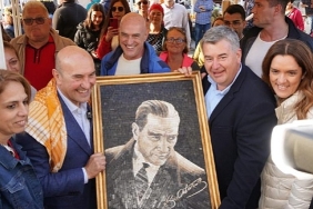 alacati-ot-festivalinde-tunc-soyere-mozaik-ataturk-portresi.jpg