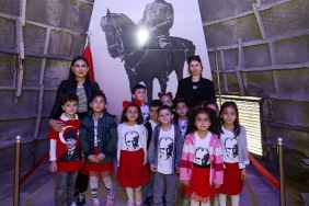 ataturk-maskindaki-sergiye-miniklerden-ziyaret.jpg