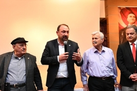 komunist-osman-ciglide-seyirci-ile-bulustu.jpg