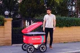 yemeksepetinin-yemek-teslimat-robotu-yebo-caddebostan-sokaklarina-dondu.jpg