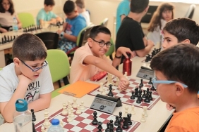 aliaga-belediye-baskani-serkan-acar-gelecegin-satranc-sampiyonlarinin-heyecanina-ortak-oldu.jpg