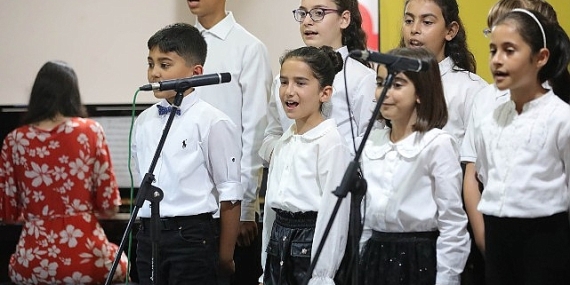 basamak kursiyerleri yıl sonu gösterileriyle sahnede