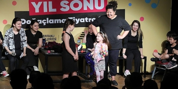 Bayraklılı tiyatrocular ayakta alkışlandı