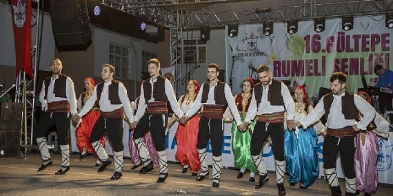 Gültepe Rumeli Şenliği Konak'ta Balkan Rüzgarı Estirdi