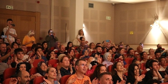 Kocaeli Büyükşehir'in Çocuk Korosu, şarkılarıyla geçmişe götürdü