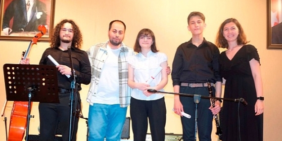 Konservatuvarın mezuniyet sevinci