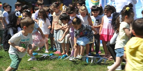 Minik öğrenciler Buz Partisi etkinliğinde eğlendi