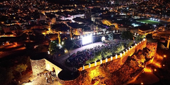 Açık hava sinema günlerine büyük ilgi