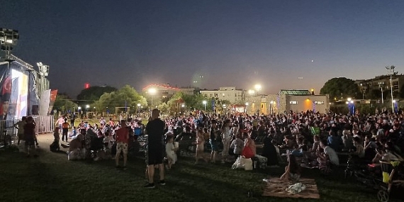 Aydın Büyükşehir Belediyesi'nin düzenlediği açık hava sinemalarına vatandaşlardan yoğun ilgi