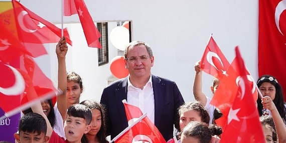 Ayvalık Belediyesi, yaz tatili süresince çocukların ve gençlerin verimli ve keyifli zaman geçirmeleri amacıyla yaz kursları düzenliyor.