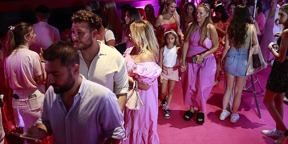 Barbie pembe dünyasının kapılarını görkemli bir gala ile açtı!