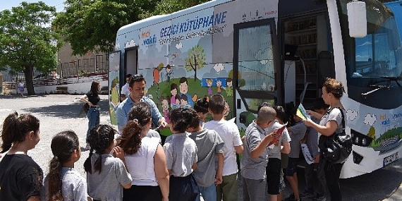 İnci Vakfı Gezici Kütüphanesi yaz sonuna kadar deprem bölgesindeki faaliyetlere destek sağlayacak