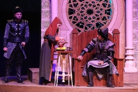 konya-sehir-tiyatrosu-nizamulmulk-oyununu-15-temmuza-ozel-sahneledi.jpg