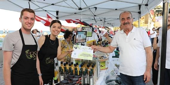 Tirilye zeytin şenliği ile çoştu 