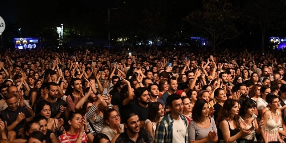 Yıldızlar altında sinema keyfi bu yaz da Kalamış'ta