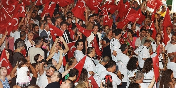 30 Ağustos Zafer Bayramı'nda Karşıyaka, gelincik tarlasına döndü