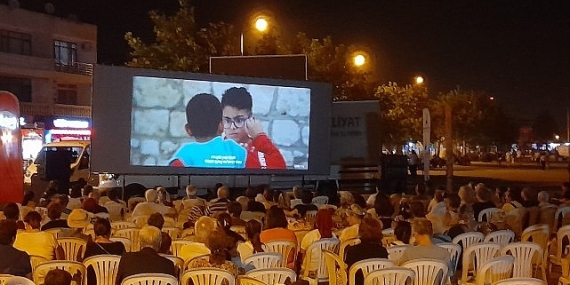 Açık havada sinema keyfi büyük ilgi görüyor