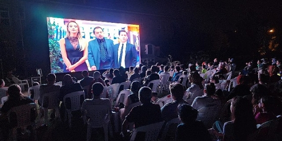 Açık havada sinema keyfi Gölcük'te bir başka güzel