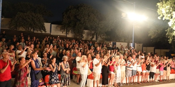 Çantadaki Sır ören'de tiyatroseverlerle 