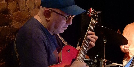 Caz müziğin başarılı ismi Önder Focan Yapı Kredi bomontiada Avlu sahnesinde